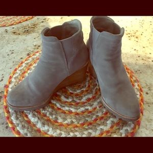 Like new Sorel wedge boots!